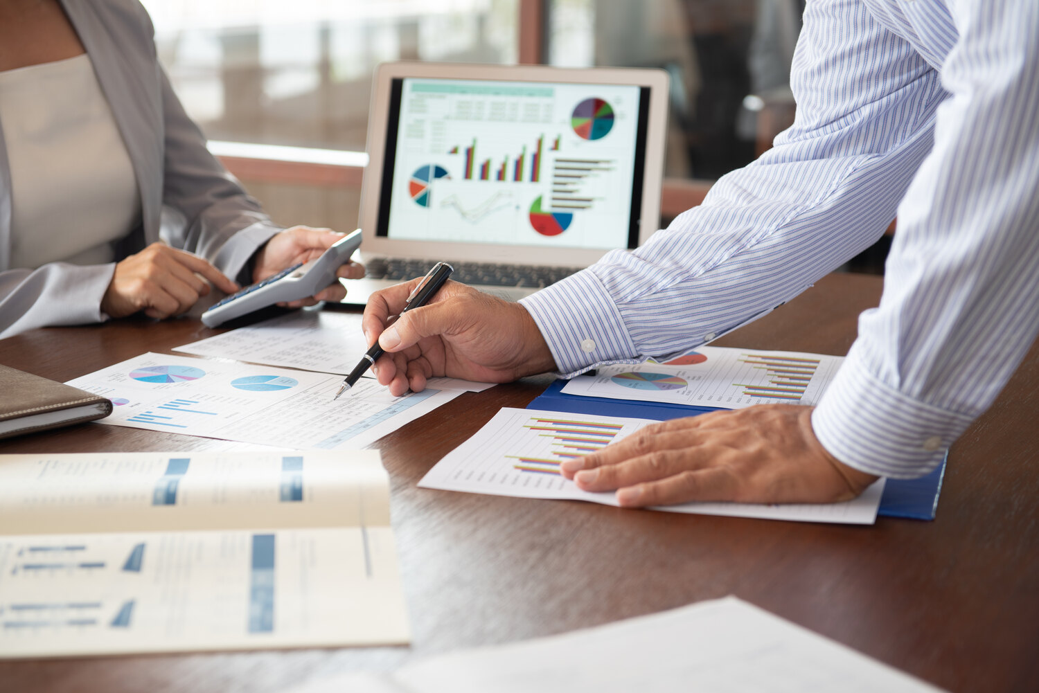 Profesionales analizando informes, indicadores y controles corporativos
